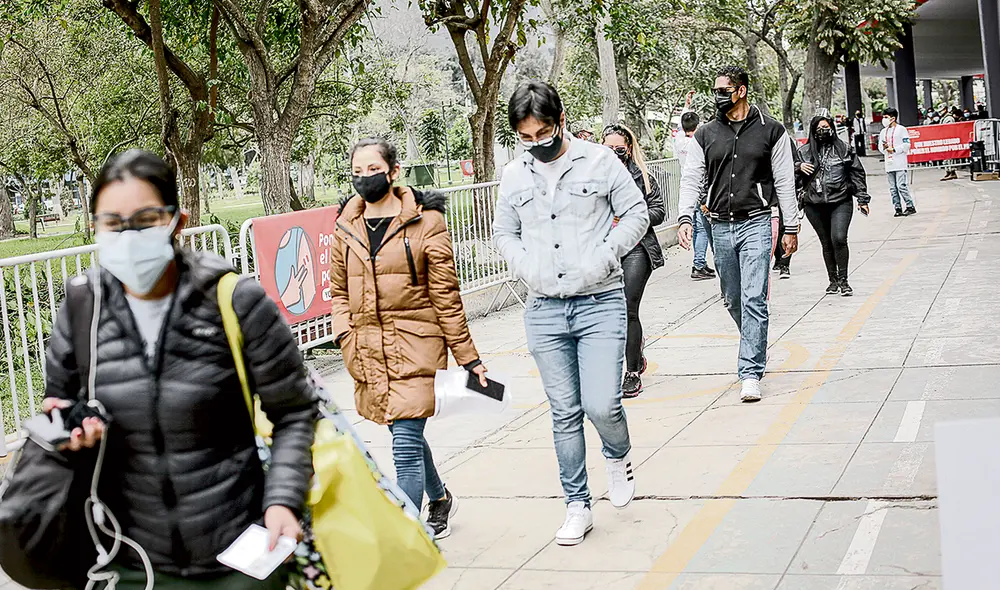 Cola. Jóvenes de 21-22 años acudieron desde temprano. Foto: John Reyes/La República Cola. Jóvenes de 21-22 años acudieron desde temprano. Foto: John Reyes/La República