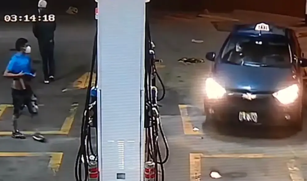 Un taxi que llegó para recargar gasolina se salvó de ser víctima de los ladrones. Foto: captura América TV Un taxi que llegó para recargar gasolina se salvó de ser víctima de los ladrones. Foto: captura América TV