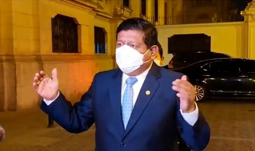 El titular de Defensa, Walter Ayala, habló con la prensa luego de la reunión de dos horas y media. Foto: Johann Klug/ URPI-LR El titular de Defensa, Walter Ayala, habló con la prensa luego de la reunión de dos horas y media. Foto: Johann Klug/ URPI-LR
