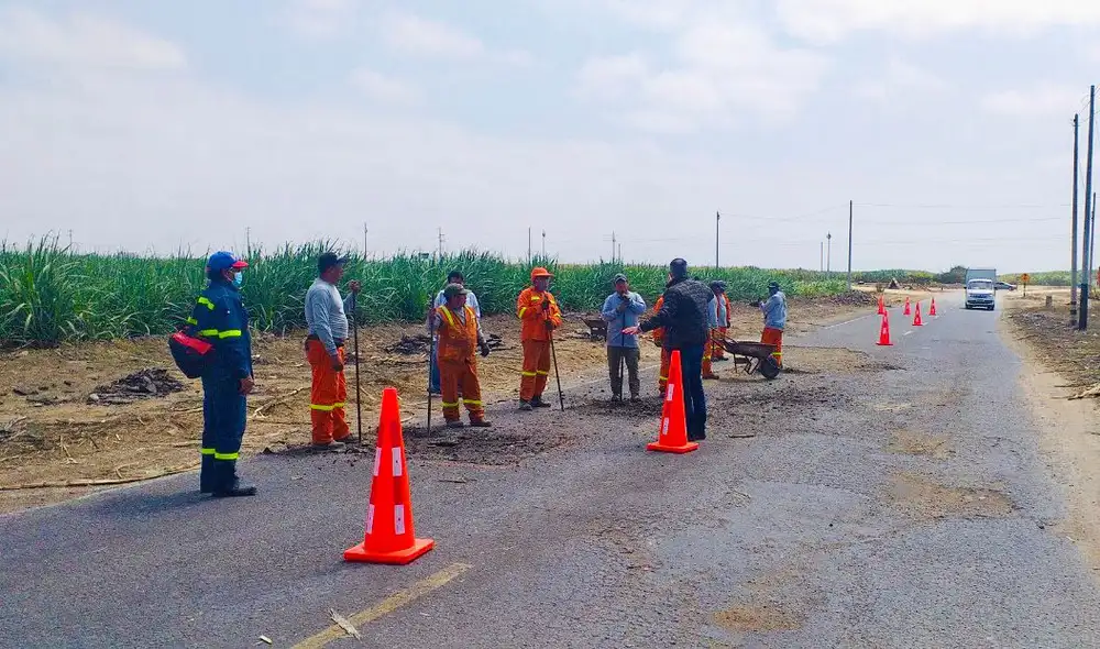 Las cuadrillas de obreros iniciaron el parchado de la carretera a Cartavio. Foto: difusión Las cuadrillas de obreros iniciaron el parchado de la carretera a Cartavio. Foto: difusión