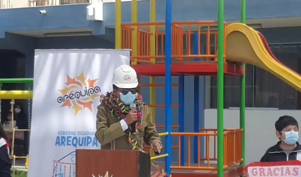 Elmer Cáceres Llica inauguró la obra de un colegio inicial en el distrito de Hunter. Foto: Captura transmisión HBA Noticias Elmer Cáceres Llica inauguró la obra de un colegio inicial en el distrito de Hunter. Foto: Captura transmisión HBA Noticias