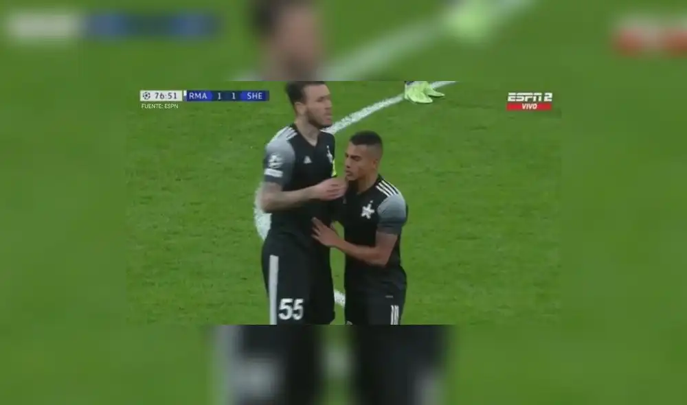 Gustavo Dulanto recibió la cinta de capitán en la segunda parte del partido. Foto: Captura ESPN