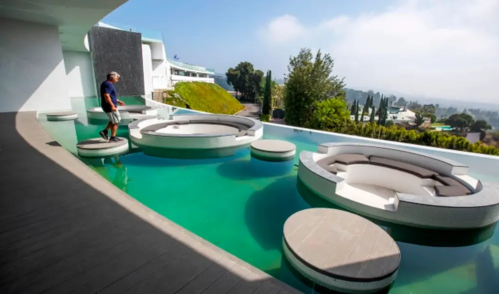 La mansión se extiende sobre 100.000 pies cuadrados y posee cuatro piscinas. Foto: The Sun