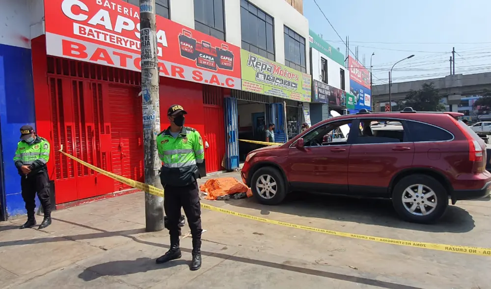 Agentes de la comisaría de La Huayrona llegaron al ligar para iniciar las diligencias. Foto: María Pía Ponce / URPI - LR Agentes de la comisaría de La Huayrona llegaron al ligar para iniciar las diligencias. Foto: María Pía Ponce / URPI - LR
