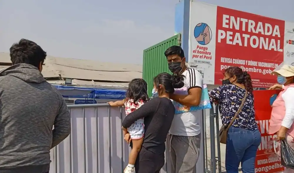 En los exteriores del vacunatorio permanecen más mujer con niños en brazos y adultos mayores. Foto: WhatsApp de La República. En los exteriores del vacunatorio permanecen más mujer con niños en brazos y adultos mayores. Foto: WhatsApp de La República.