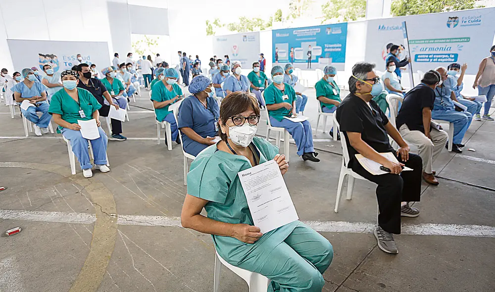 Ponen el hombro. Los primeros en recibir la dosis de refuerzo serán los médicos que realizan labores en primera línea. Luego seguirán otros profesionales. Foto: Antonio Melgarejo / La República Ponen el hombro. Los primeros en recibir la dosis de refuerzo serán los médicos que realizan labores en primera línea. Luego seguirán otros profesionales. Foto: Antonio Melgarejo / La República