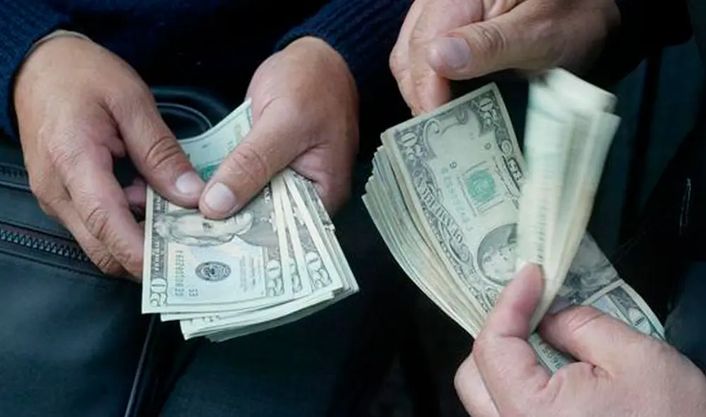 El precio del dólar BCV es chequeado tanto por compradores como por comerciantes en Venezuela. Foto: EFE