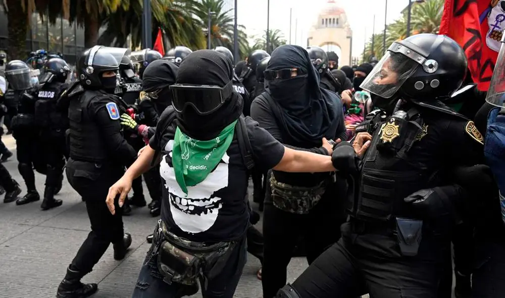 Durante varias horas continuaron los enfrentamientos, en los que algunas manifestantes arrojaron objetos a los agentes, quienes estaban protegidos con escudos. Foto: EFE