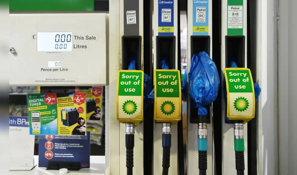 Una estación de servicio completamente cerrada y sin combustible este martes en Londres. Foto: Facundo Arrizabalaga/EFE
