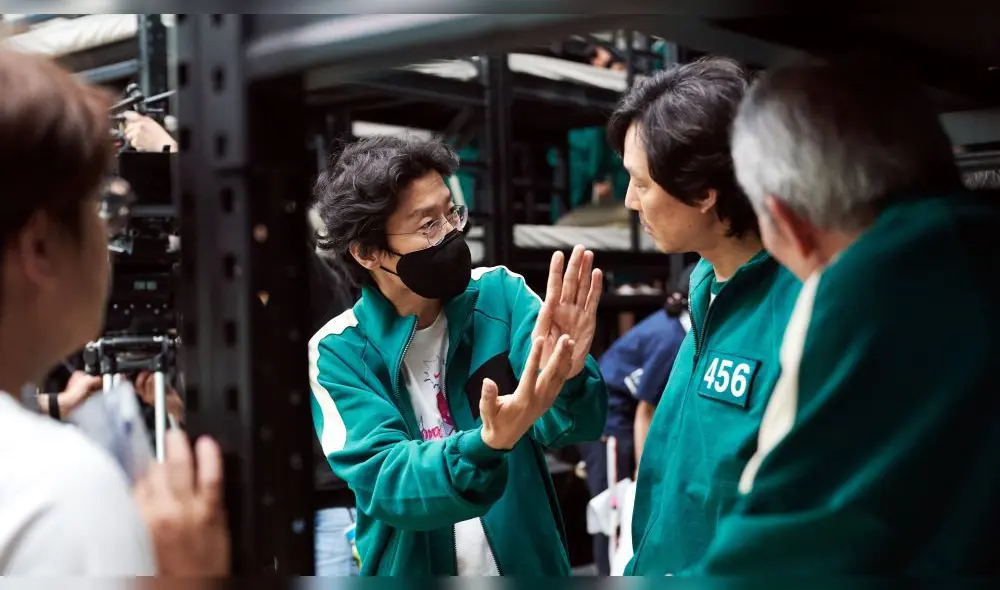 El ddirector Hwang Dong-hyuk en acción en el set de Squid games. Foto: Variety El ddirector Hwang Dong-hyuk en acción en el set de Squid games. Foto: Variety