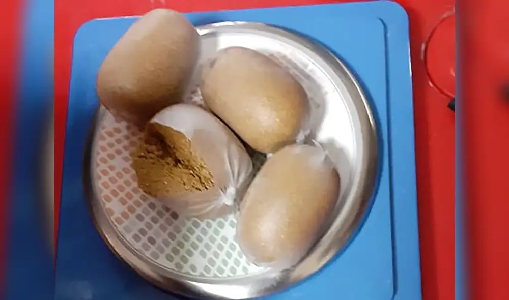 Se muestra una balanza con paquetes de pasta de oro recuperados del recto de un contrabandista, en Imphal. Foto: AFP Se muestra una balanza con paquetes de pasta de oro recuperados del recto de un contrabandista, en Imphal. Foto: AFP