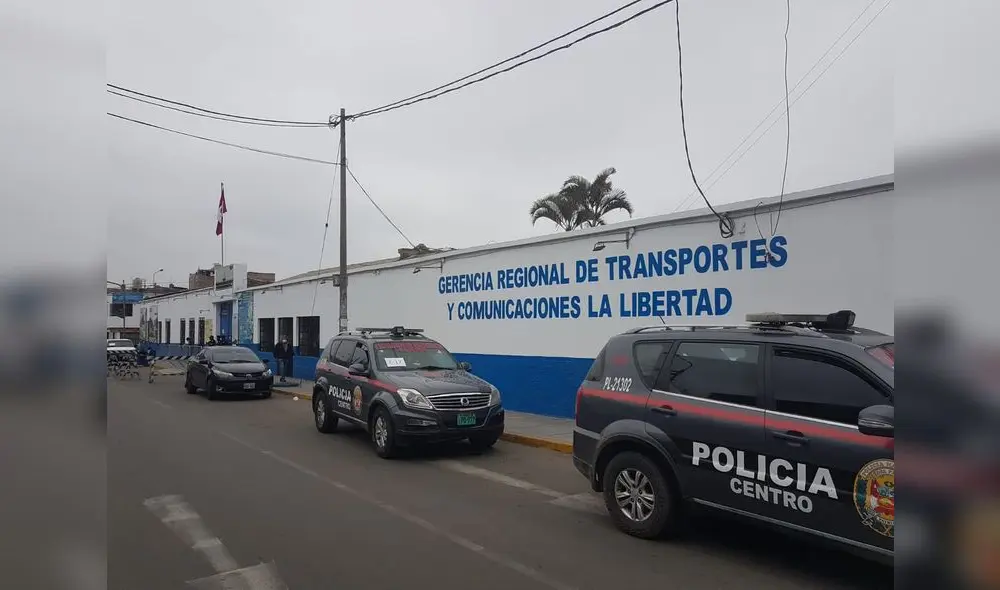 Policía resguarda la gerencia de transportes de La Libertad la mañana de hoy miércoles 29 de setiembre. Foto: Jaime Mendoza Policía resguarda la gerencia de transportes de La Libertad la mañana de hoy miércoles 29 de setiembre. Foto: Jaime Mendoza