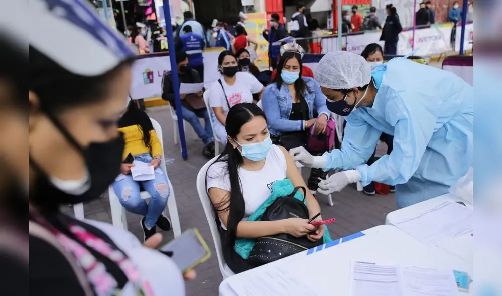 Jóvenes acuden de manera masiva a inmunizarse contra la COVID-19. Foto: John Reyes