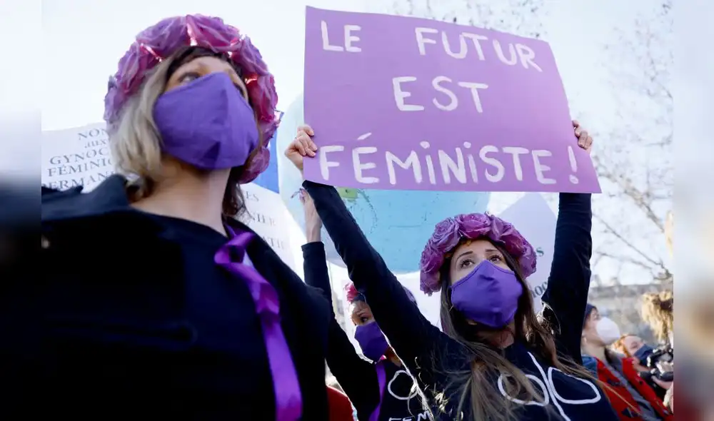 Una manifestación feminista en vísperas del Día de la Mujer en la Plaza de la República en París. Foto: Thomas Samson/AFP Una manifestación feminista en vísperas del Día de la Mujer en la Plaza de la República en París. Foto: Thomas Samson/AFP