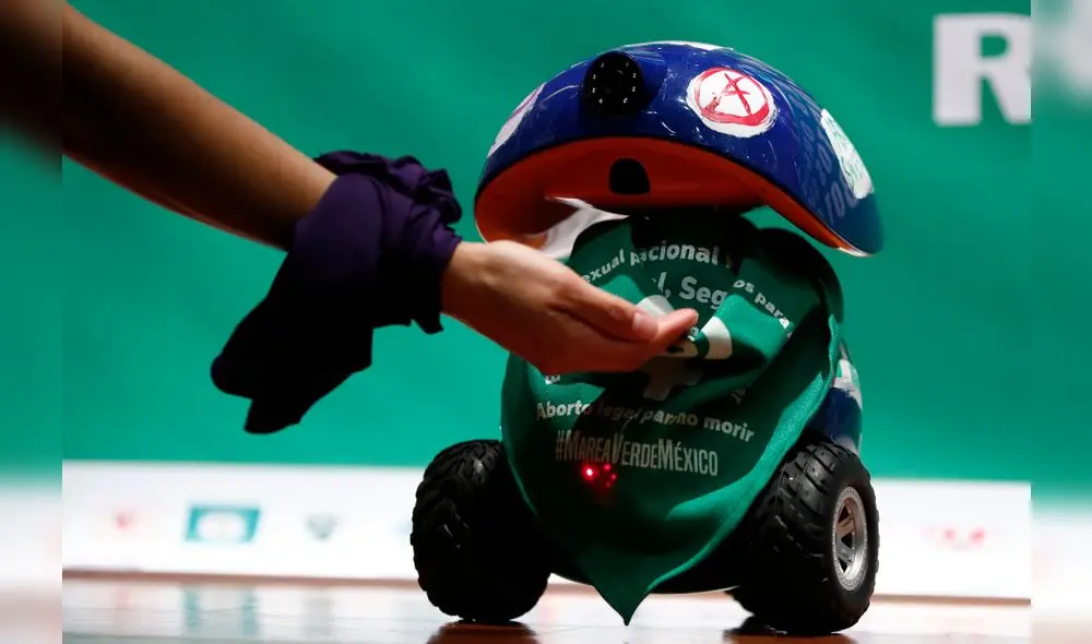 Un grupo de feministas presentaron el robot bautizado como RAborta durante una rueda de prensa en el Museo de la Memoria y la Tolerancia, de la Ciudad de México (México). Foto: José Méndez/EFE