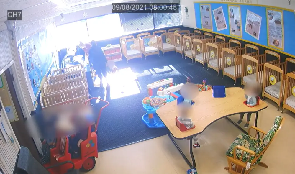 En otro momentos del mismo día, un menor de cuatro meses también fue agredido con tirones y bofetadas cuando era acunado en el regazo de Menendez. Foto: captura de cámara de seguridad