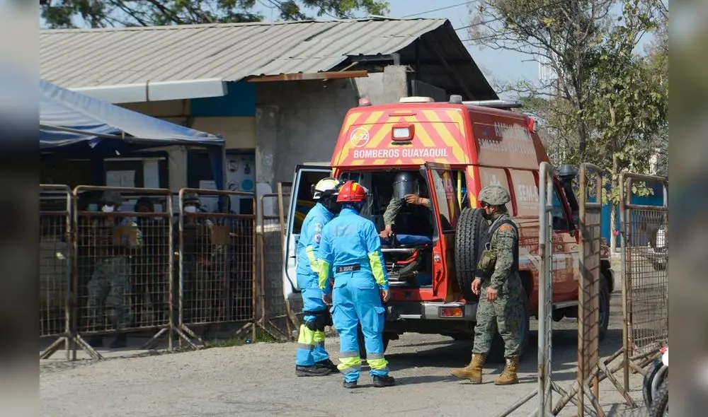 Bomberos acuden al Centro de Privación de Libertad Número 1 donde se presentÓ un motín en Guayaquil, Ecuador.Foto: EFE Bomberos acuden al Centro de Privación de Libertad Número 1 donde se presentÓ un motín en Guayaquil, Ecuador.Foto: EFE