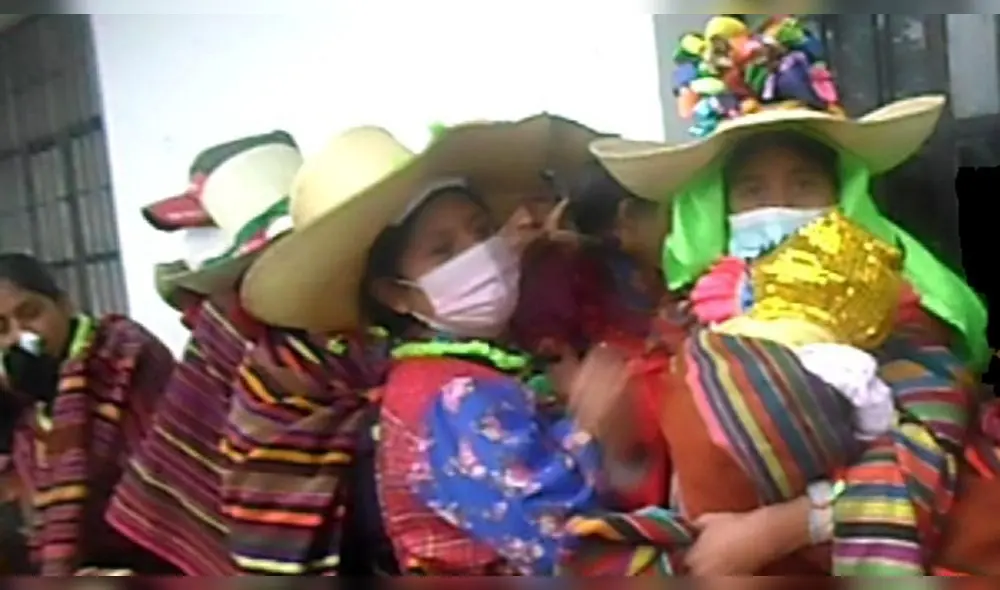 Comuneros llegaron a Kongacha en Incahuasi para tramitar su DNI. Foto: Reniec.