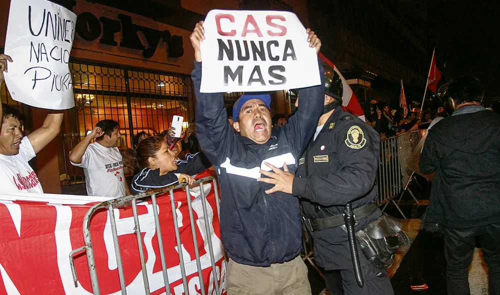 Derecho. Miles de trabajadores del sector público y que están en el régimen CAS urgen mejorar sus condiciones laborales. Foto: La República