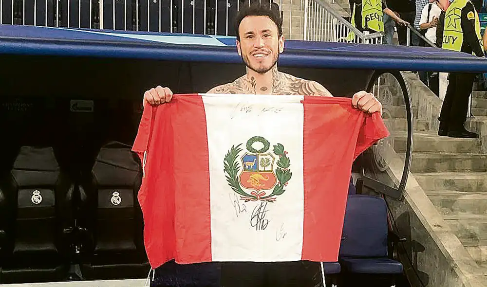 Le queda bien. Dulanto con la bandera nacional en el Bernabéu. Foto: difusión Le queda bien. Dulanto con la bandera nacional en el Bernabéu. Foto: difusión