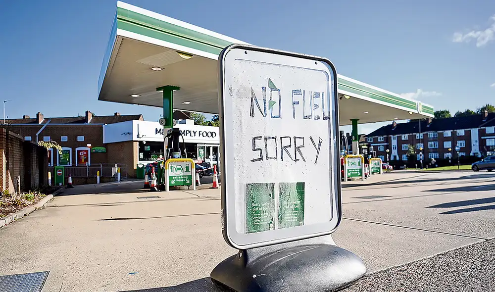 Sin combustible. La falta de choferes provocó desabastecimiento y la carencia de mano de obra se extiende en otros sectores. Foto: EFE