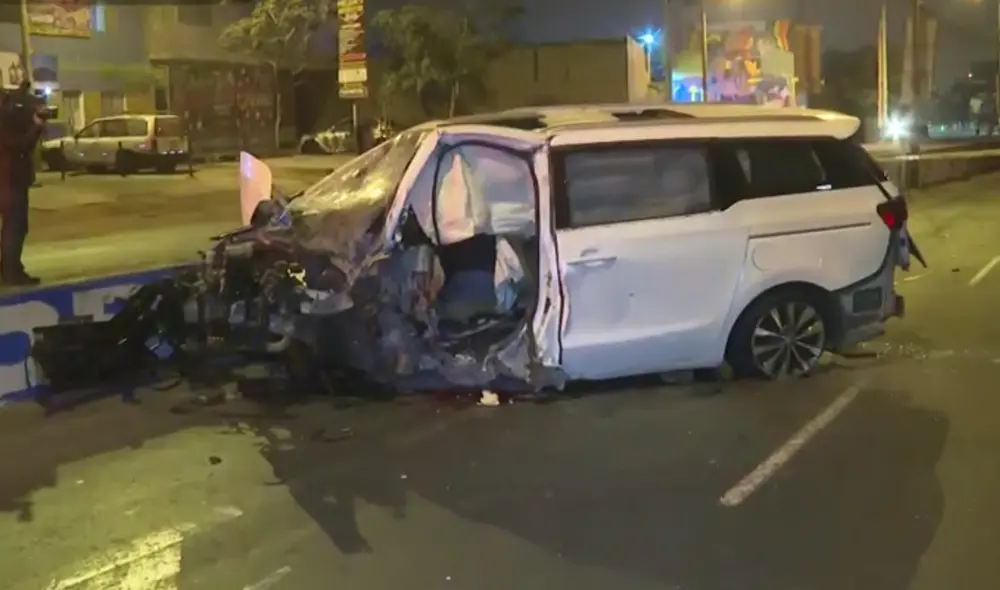 Como consecuencia del accidente, las partes del vehículo quedaron regadas por toda la avenida Túpac Amaru. Foto: Captura Latina tv / Composición LR Como consecuencia del accidente, las partes del vehículo quedaron regadas por toda la avenida Túpac Amaru. Foto: Captura Latina tv / Composición LR