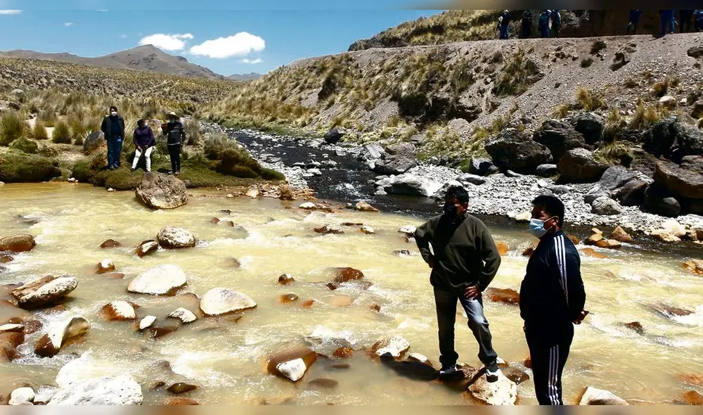 Contaminación de llallimayo.  La fotografía es clara, estos dos ríos forman parte de la cuenca de Llallimayo, el que proviene del lado derecho sale de la operación minera de Aruntani. Foto: Juan Carlos Cisneros/ La República