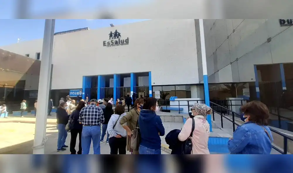 Colas se extendieron hasta la altura del colegio Micaela Bastidas. Foto: Alexis Choque/ URPI