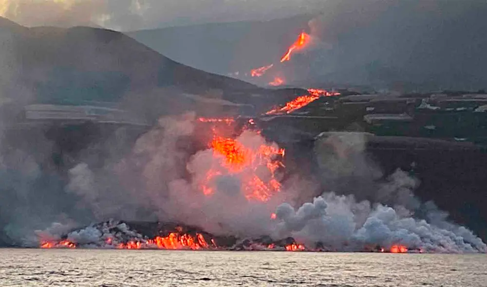 La ceniza que cae es abundante y en la zona de los acantilados donde se ha precipitado la lava se ha producido un pequeño derrumbe. Foto: EFE