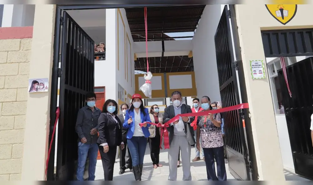 Directora ejecutiva de la ARCC, Amalia Moreno, inauguró tres colegios reconstruidos en la provincia de Chepén. Foto: ARCC