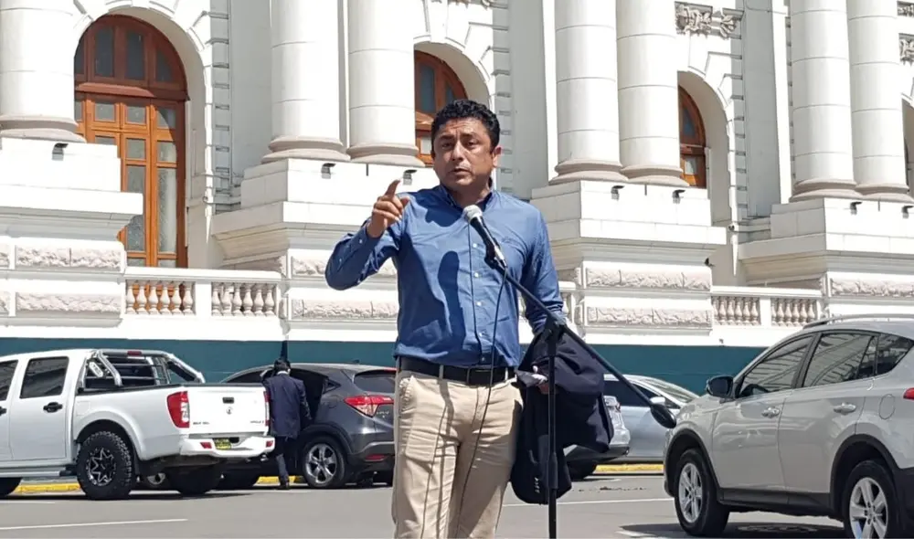 Guillermo Bermejo declaró a los medios durante el intermedio de la jornada del Pleno del Congreso en la que se abordó la interpelación a Iber Maraví. Foto: Deysi Portuguez/ URPI-LR