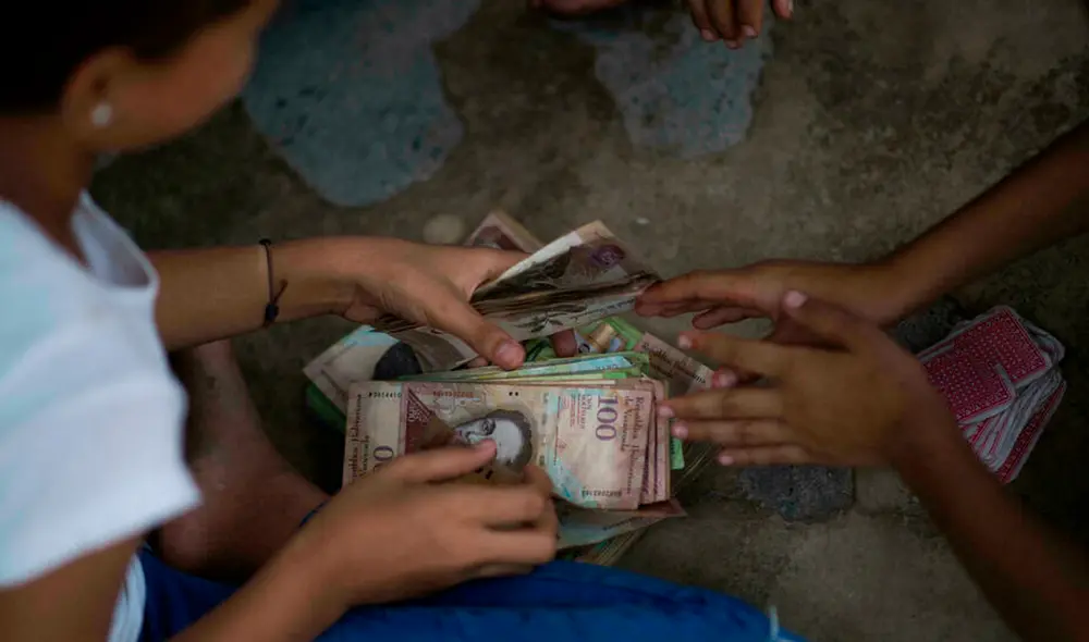 El bolívar se ha depreciado 72,54% en lo que va de 2021 y el viernes pasará por una nueva reconversión en la que se le quitarán seis ceros. Foto: AFP El bolívar se ha depreciado 72,54% en lo que va de 2021 y el viernes pasará por una nueva reconversión en la que se le quitarán seis ceros. Foto: AFP