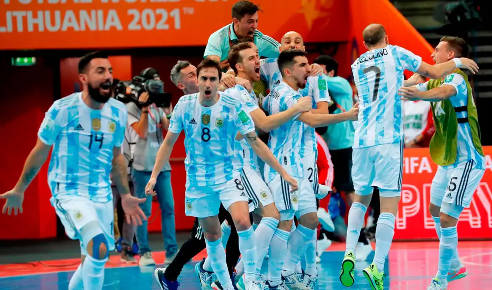 La selección argentina clasificó a la final del Mundial de Futsal tras vencer a Brasil. Foto: EFE