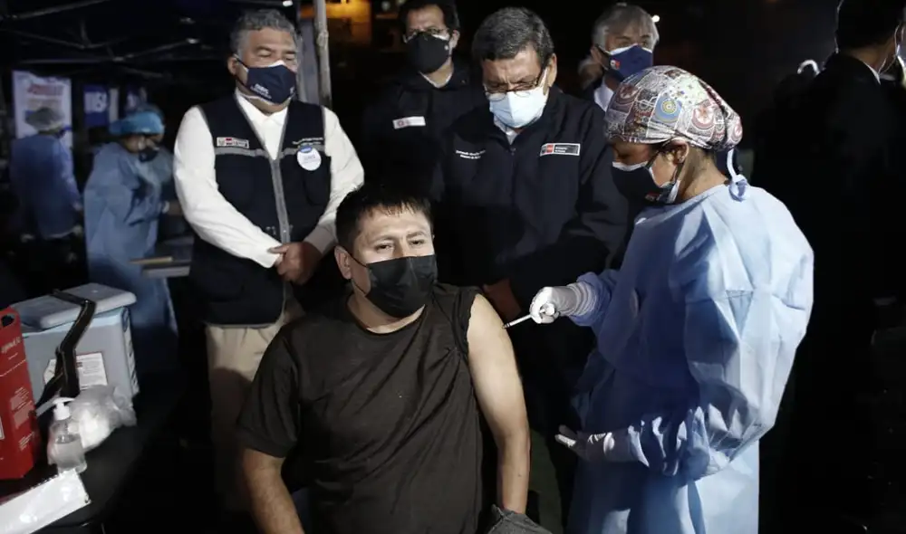 A la fecha, el Minsa está inoculando a los jóvenes mayores de 21 años. Foto: Antonio Melgarejo A la fecha, el Minsa está inoculando a los jóvenes mayores de 21 años. Foto: Antonio Melgarejo