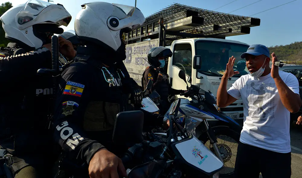 La Policía decomisó el jueves tres pistolas, 435 municiones, 25 armas blancas y tres artefactos explosivos. Foto: AFP