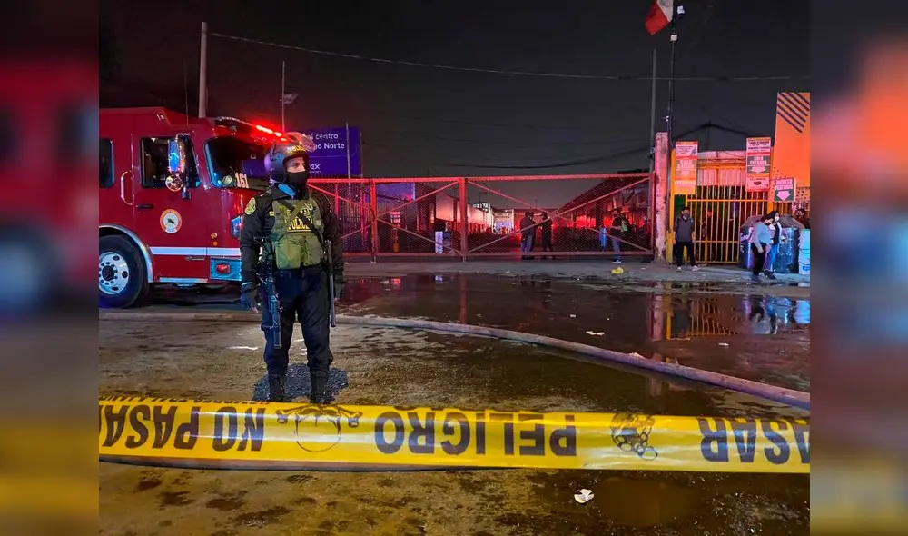 Incendio inició aproximadamente a las 6.00 p. m. Foto: Raúl Egúsquiza / URPI - LR