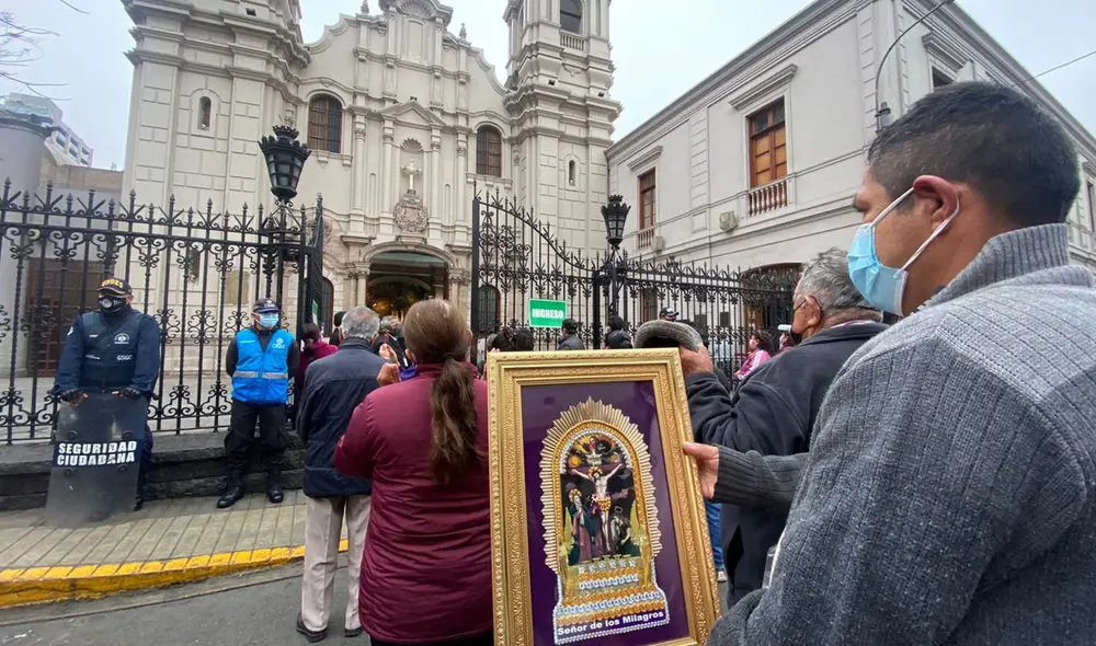 Fieles llegaron con rosas e imágenes para la veneración del Señor de Los Milagros. Foto: Raúl Egúsquiza / URPI-LR