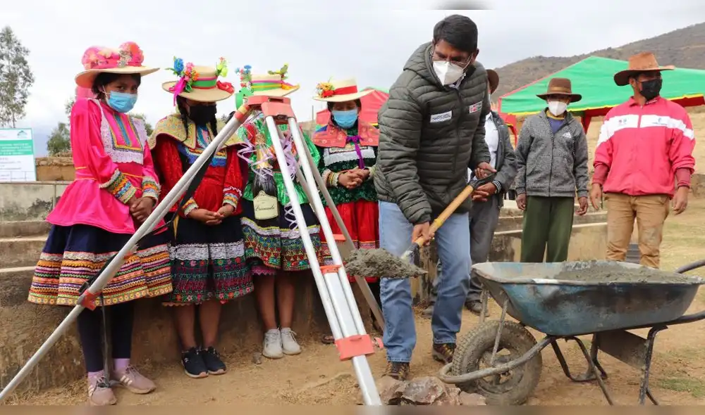Ceremonia de colocación de la primera piedra del mejoramiento del sistema de riego Yamor-Jarachacra. Foto: PSI
