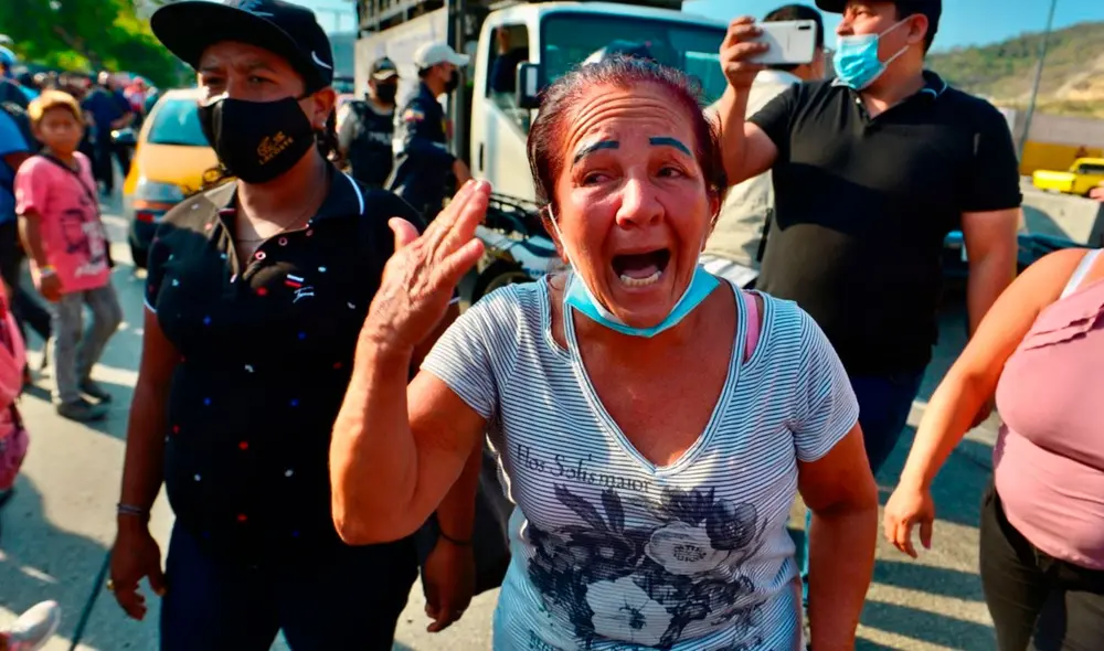 Familiares de reos fallecidos esperan en los exteriores de la morgue para que les entreguen los cuerpos de las víctimas tras la masacre que dejó al menos 118 muertos. Foto: EFE Familiares de reos fallecidos esperan en los exteriores de la morgue para que les entreguen los cuerpos de las víctimas tras la masacre que dejó al menos 118 muertos. Foto: EFE