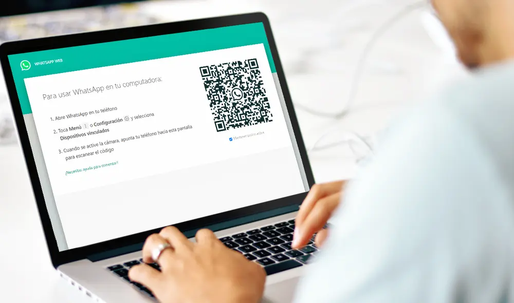 Los mensajes que envías y recibes se sincronizan entre el teléfono y la computadora, por lo que puedes verlos en ambos dispositivos. Foto: composición/La República