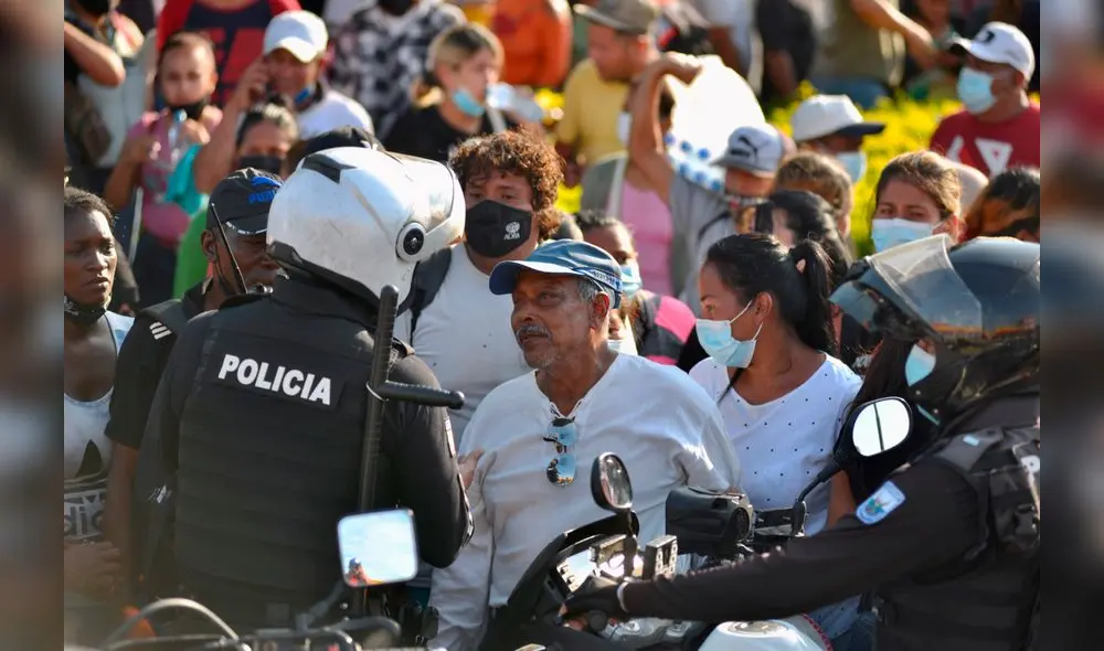 Familiares de reos fallecidos esperan en los exteriores de la morgue para que les entreguen los cuerpos de aquellos que fueron asesinados en Guayaquil. Foto: Marcos Pin/EFE