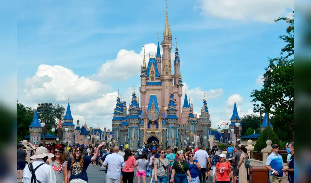 Decenas de personas caminan hoy frente al redecorado palacio de la Cenicienta con ocasión del 50 aniversario de Walt Disney World. Foto: Álvaro Blanco/EFE