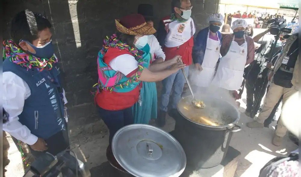 Dina Boluarte con olla común La Unión de Yura. Foto: Rodrigo Talavera/La República Dina Boluarte con olla común La Unión de Yura. Foto: Rodrigo Talavera/La República