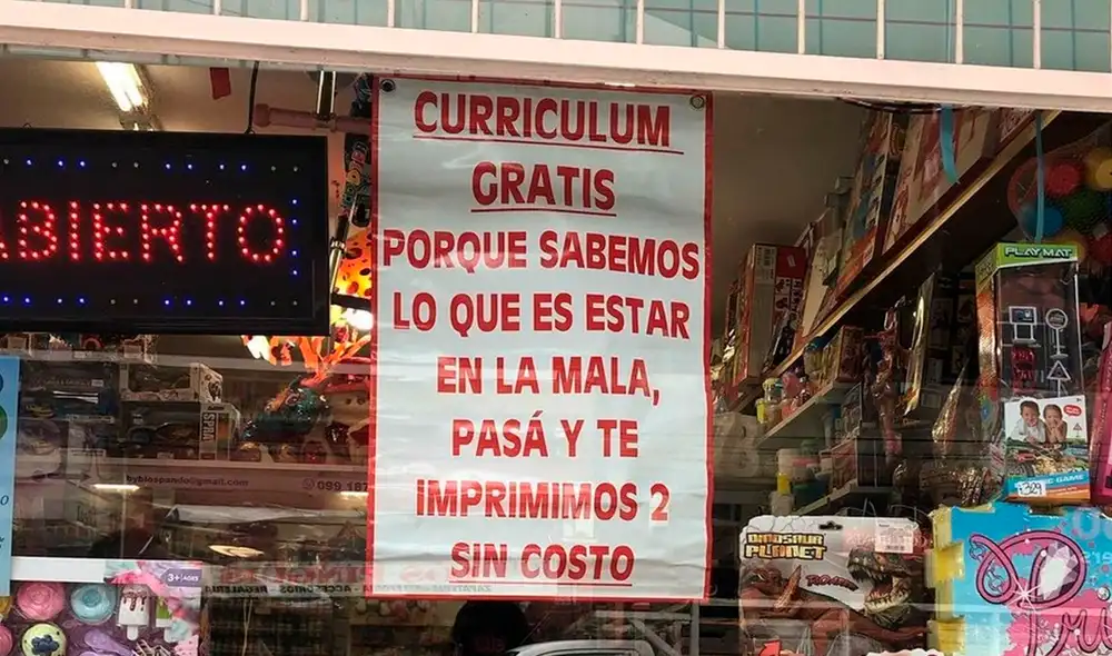 El dueño del negocio ayuda con imprimir las hojas de vida a las personas que no tienen trabajo. Foto: captura de Facebook El dueño del negocio ayuda con imprimir las hojas de vida a las personas que no tienen trabajo. Foto: captura de Facebook