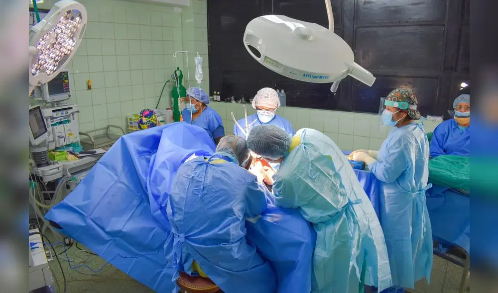 Médicos del Hospital Unanue continúan operando a pesar de la pandemia. Foto: La República