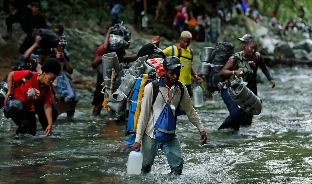 Decenas de haitianos emprenden en el pueblo colombiano de Acandí su travesía por una de las selvas más peligrosas del mundo rumbo a Norteamérica. Foto: EFE Decenas de haitianos emprenden en el pueblo colombiano de Acandí su travesía por una de las selvas más peligrosas del mundo rumbo a Norteamérica. Foto: EFE