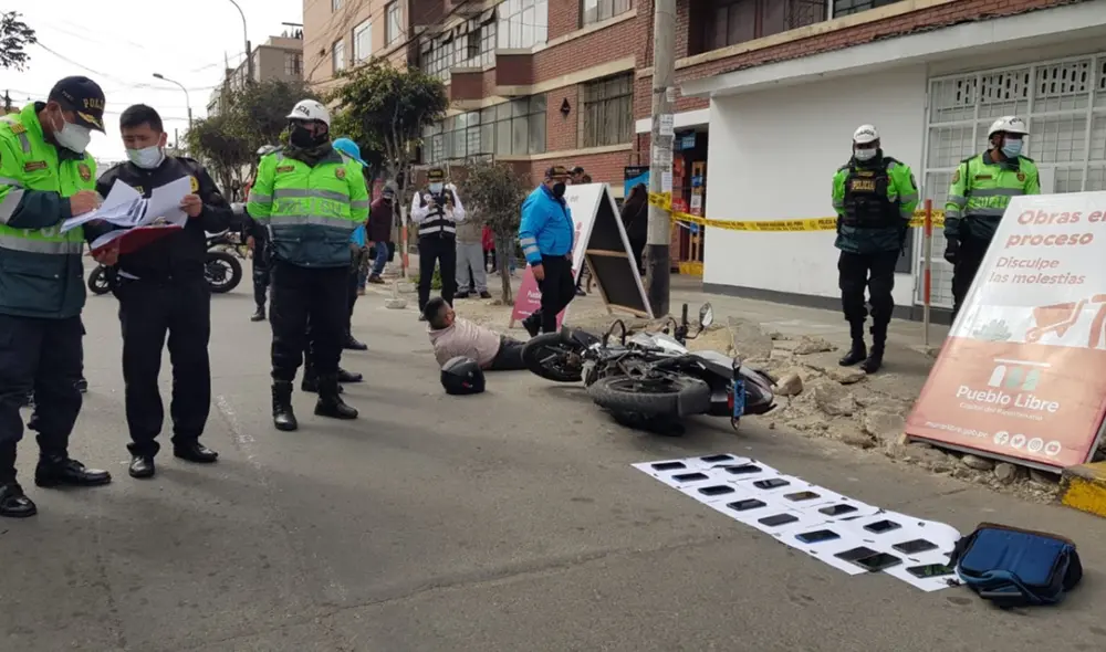Sujetos se movilizaban en una motocicleta con la cual asaltaban y pretendían huir por la avenida Brasil. Foto: Mary Luz Aranda/URPI - LR Sujetos se movilizaban en una motocicleta con la cual asaltaban y pretendían huir por la avenida Brasil. Foto: Mary Luz Aranda/URPI - LR