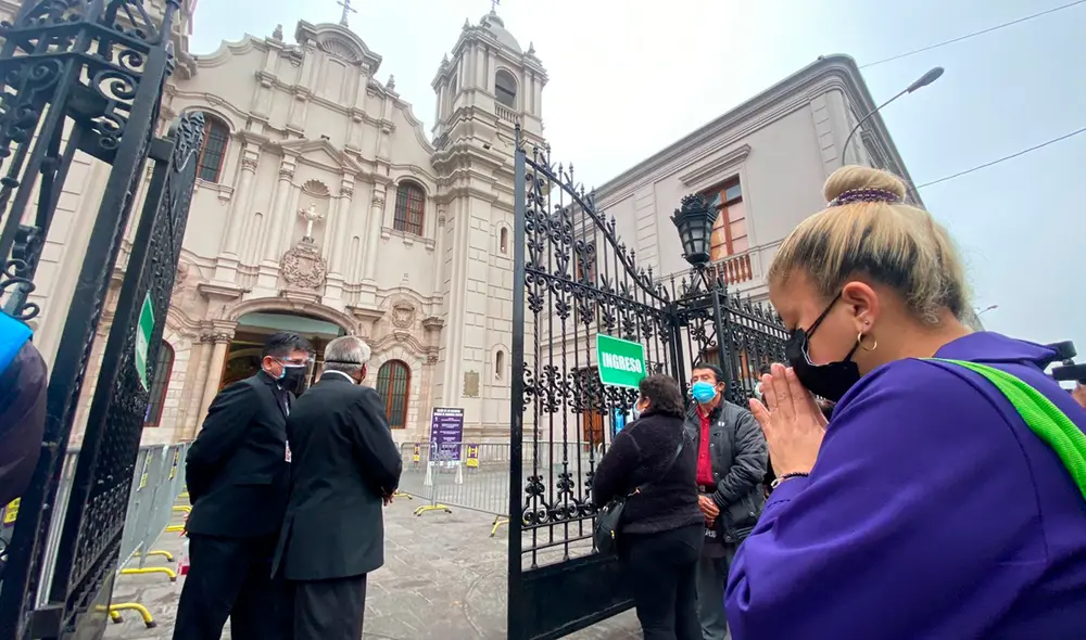 Fieles llegaron con rosas e imágenes para la veneración del Señor de Los Milagros. Foto: Raúl Egúsquiza / URPI-LR