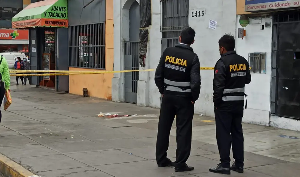 Policías acudieron a la escena para iniciar las investigaciones del caso. Foto: Joel Robles / URPI-LR