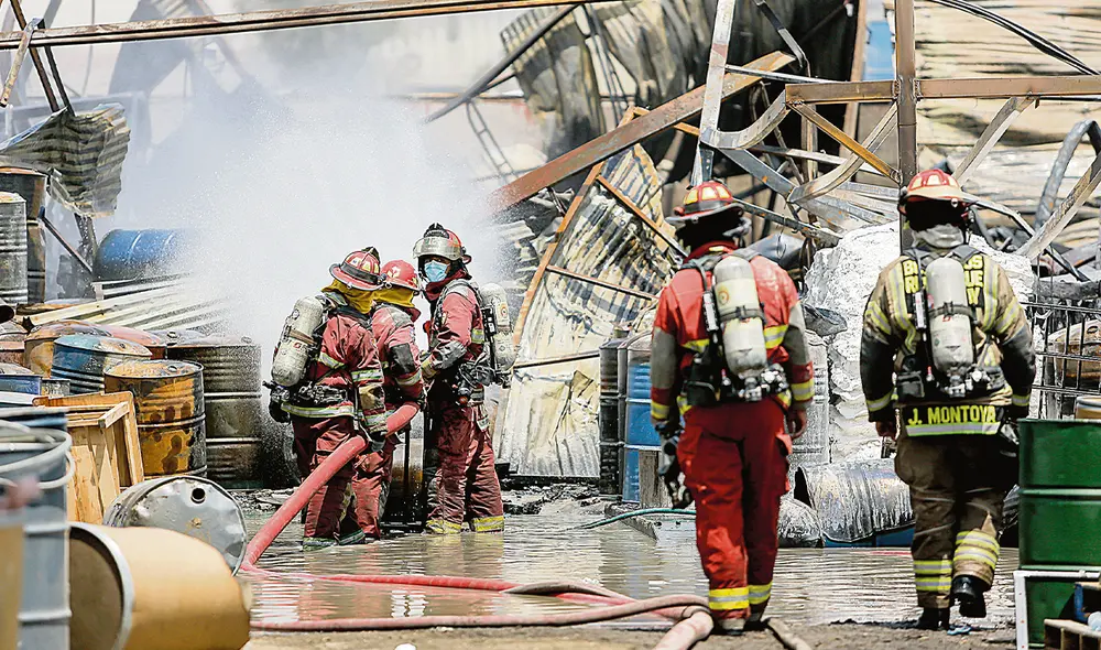 Ardua labor. Los más de 15 mil hombres de rojo atienden a diario las emergencias que se presentan a nivel nacional. Foto: Antonio Melgarejo/ La República